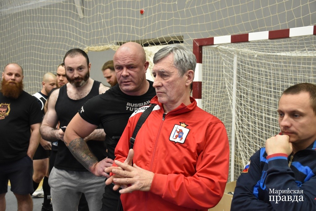 спириденко в красной.jpg