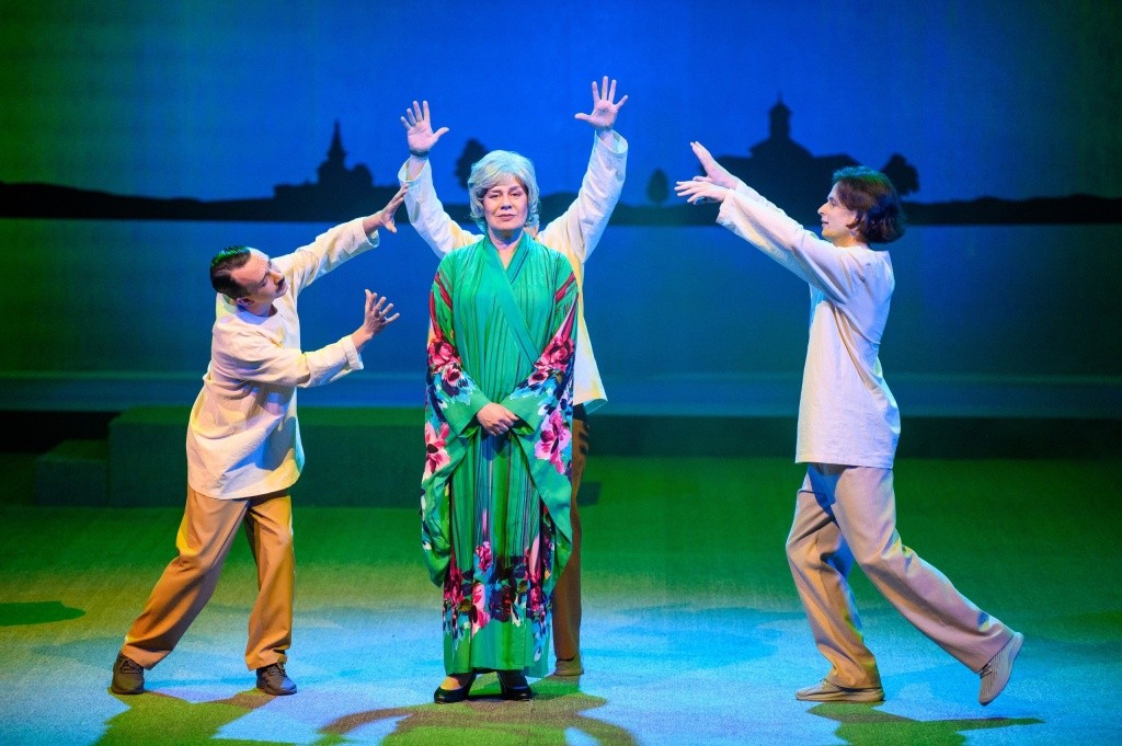 .jpg Евгения Москаленко за спектакль предстала в разных образах..jpg