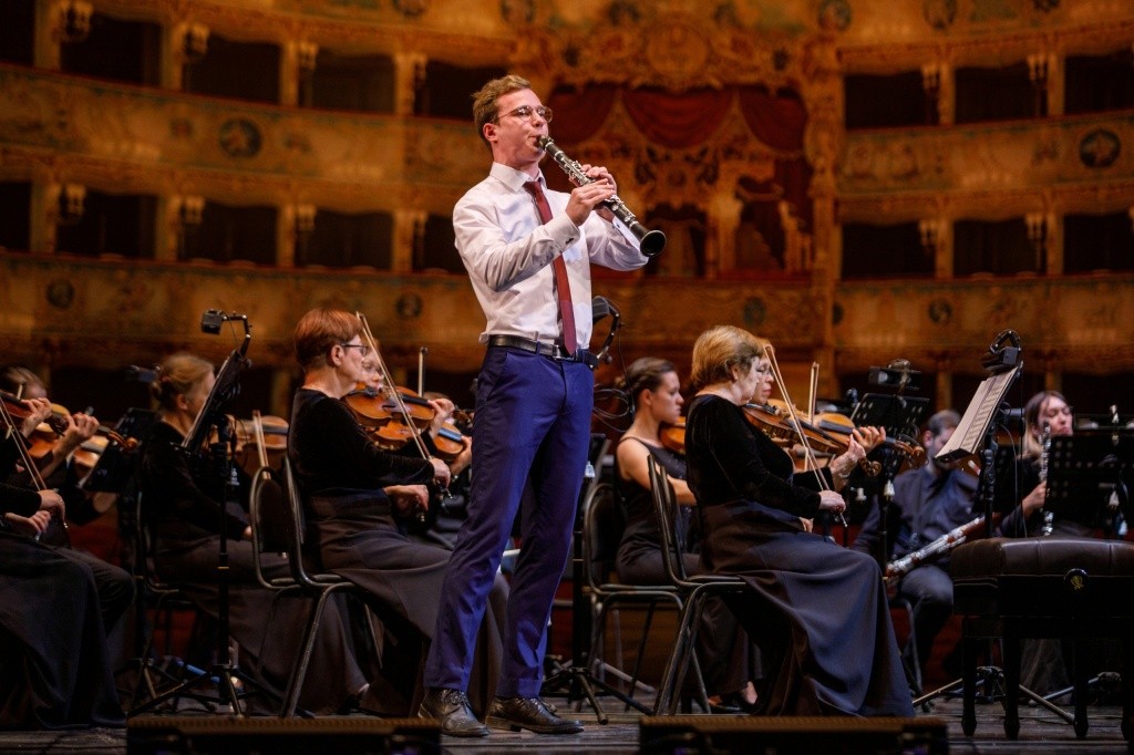 Иван Паскичев на сцене чувствует себя очень комфортно. Фото Евгения Никифорова.jpg