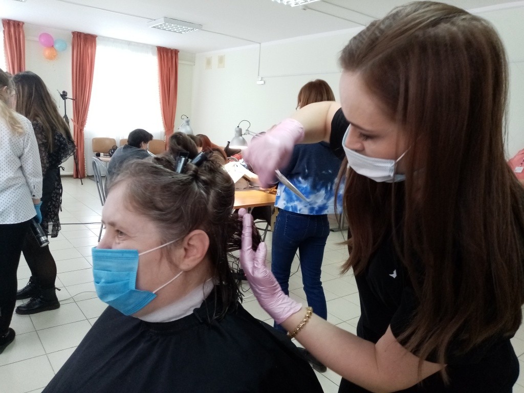 За работой парикмахер Надежда Загайнова. (Фото Натальи Кулишовой).