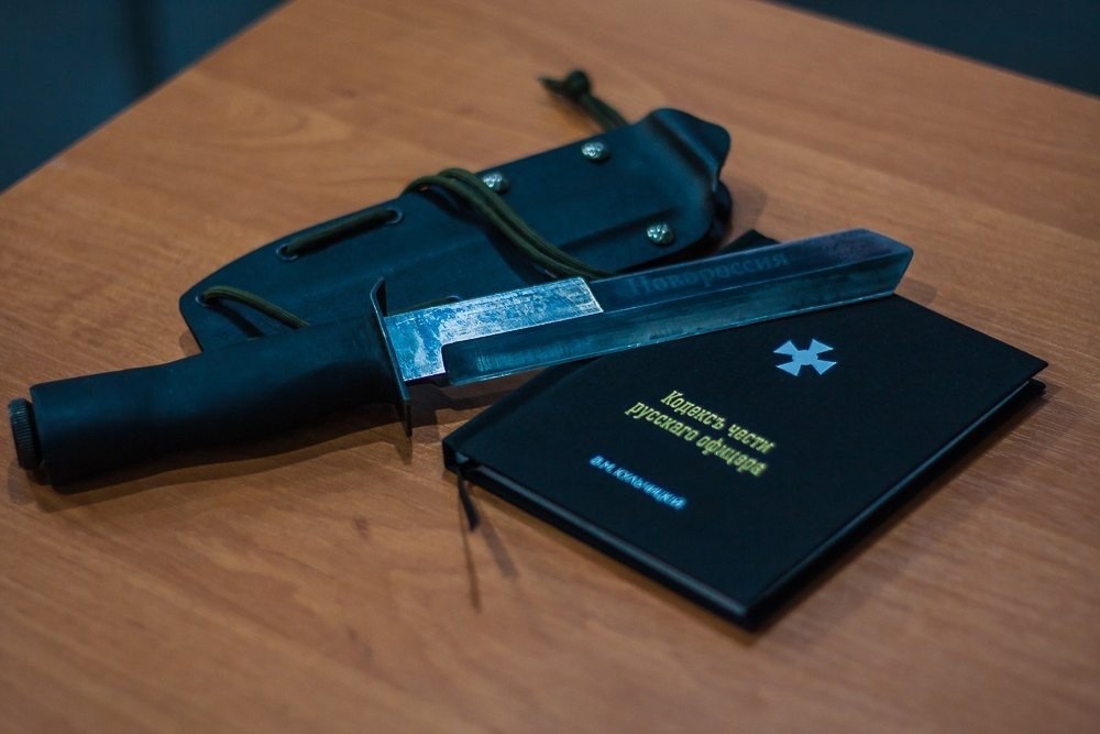 Один из первых ножей, отправленных в Донбасс