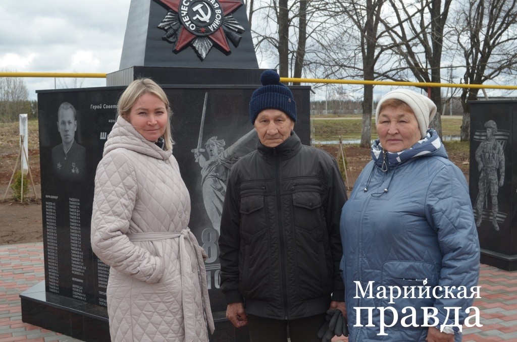 Руководитель теротдела Елена Лебедева со своими активистами Анатолием Токтаровым и Зинаидой Токтаровой(1).jpg