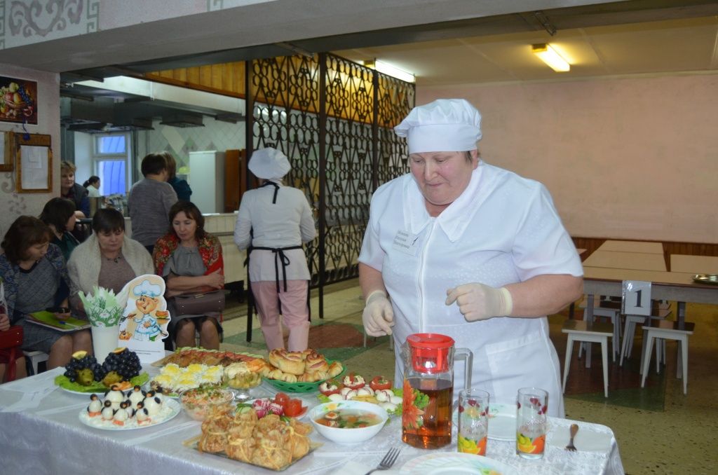 В домашнем задании всех превзошла Наталья Мокеева - стол ломился от яств.JPG