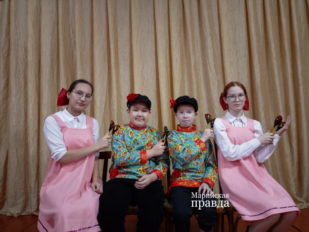 Нынешний состав ансамбля юных ложкарей.jpg