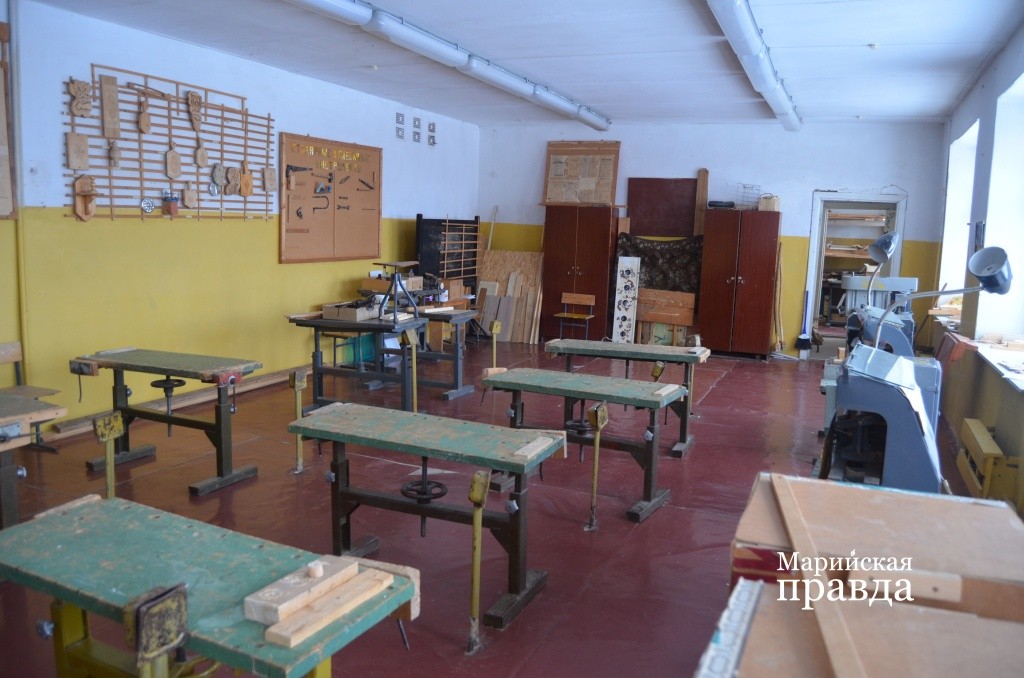 Верстаки в мастерской уже явно отслужили свой срок..jpg