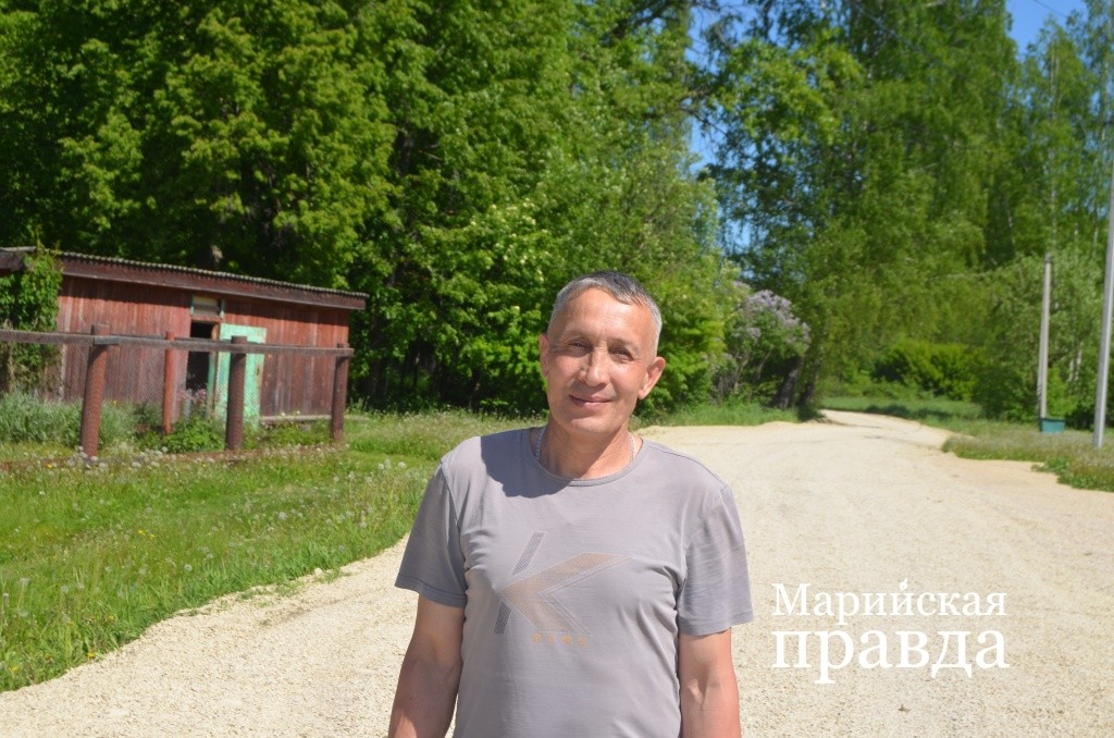 Активный участник строительства деревенской дороги жизни учитель Виктор Богданов1.jpg