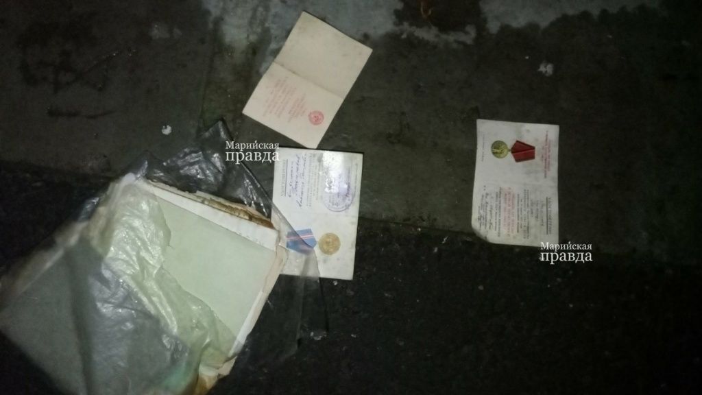 Вот так валялись документы бывшего фронтовика. (Фото Владимира Забиякина).