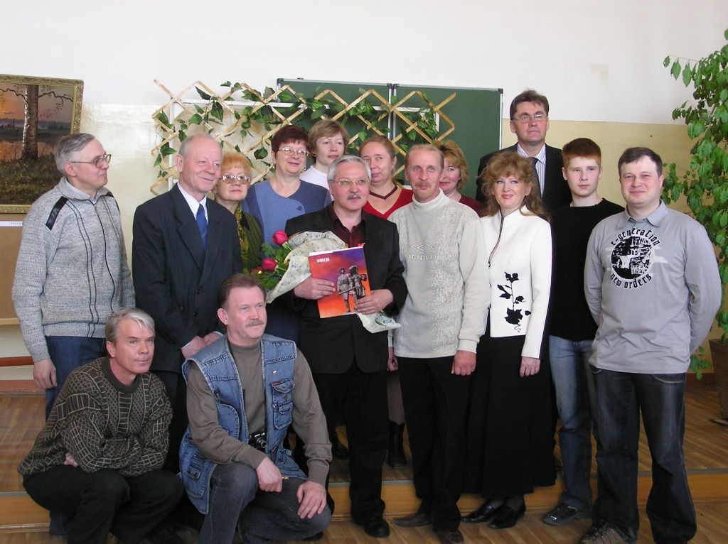 Виталий Пушкарев с бывшими выпускниками. (Фото предоставлено МРМТ).