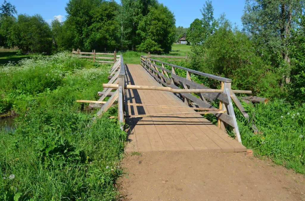Вот этот мостик через Сердяжку соединяет жителей деревни Тимино.JPG