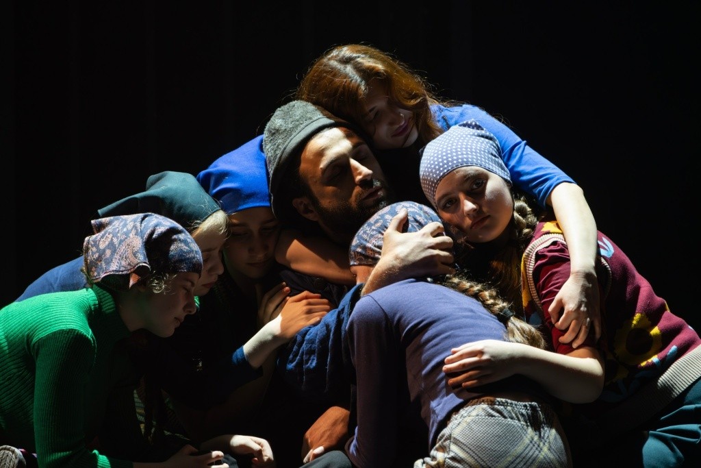 Сцена из спектакля Пастух Махаз русского театра драмы им. Ф. Искандера Республики Абхазия.jpg