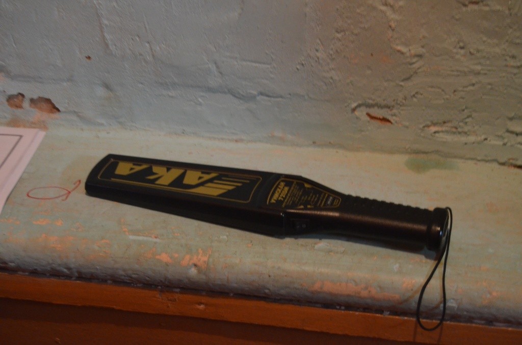 Полицейские вооружены металлодетекторами.JPG