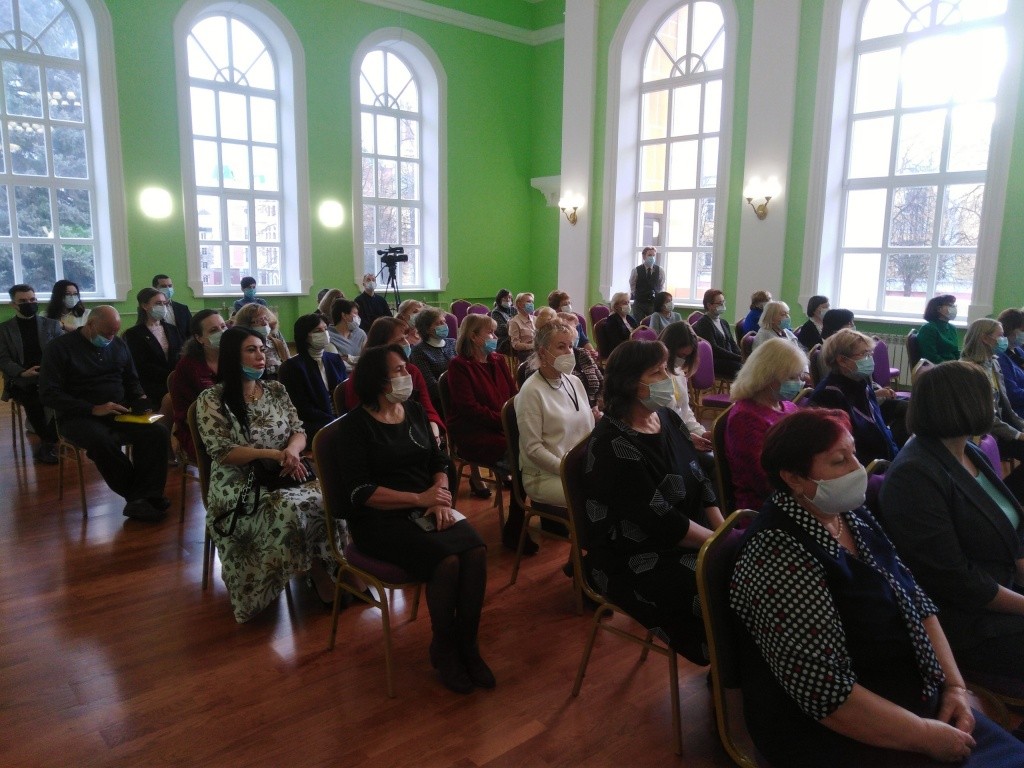 На открытии первого центра грамотности собралось немало заинтересованных людей.jpg