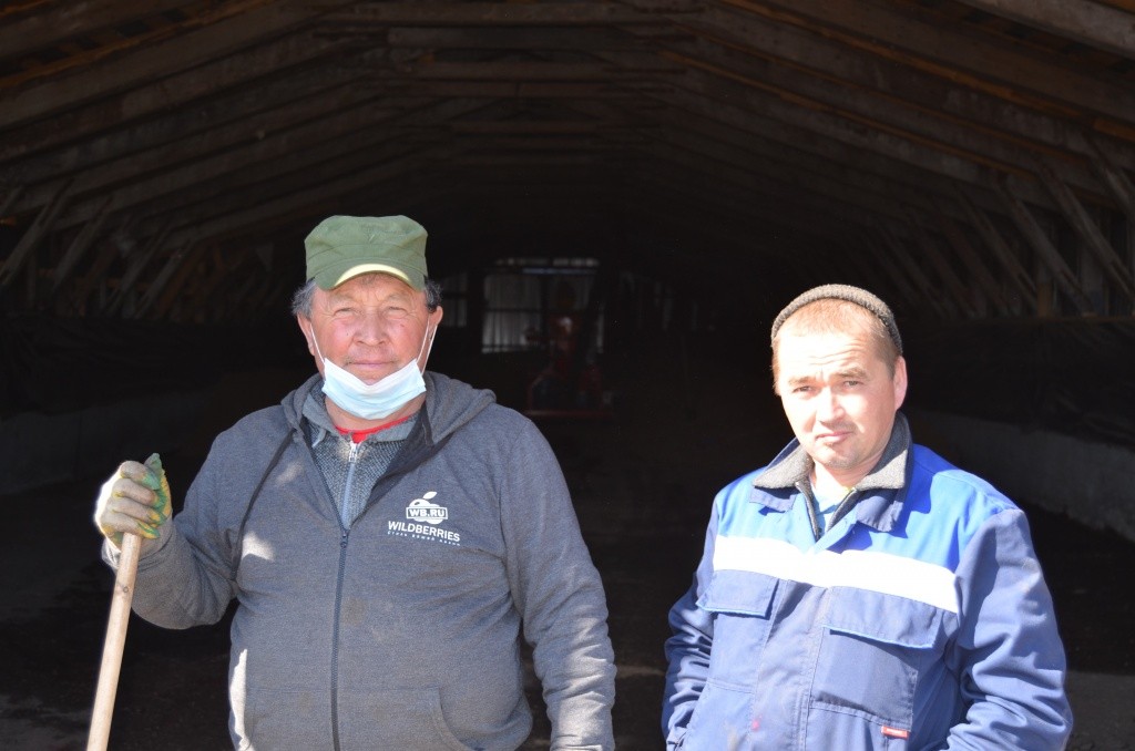 Подготовкой семенного материала в хозяйстве занимаются два человека Владимир Иванов и Игорь Калугин (слева направо).jpg