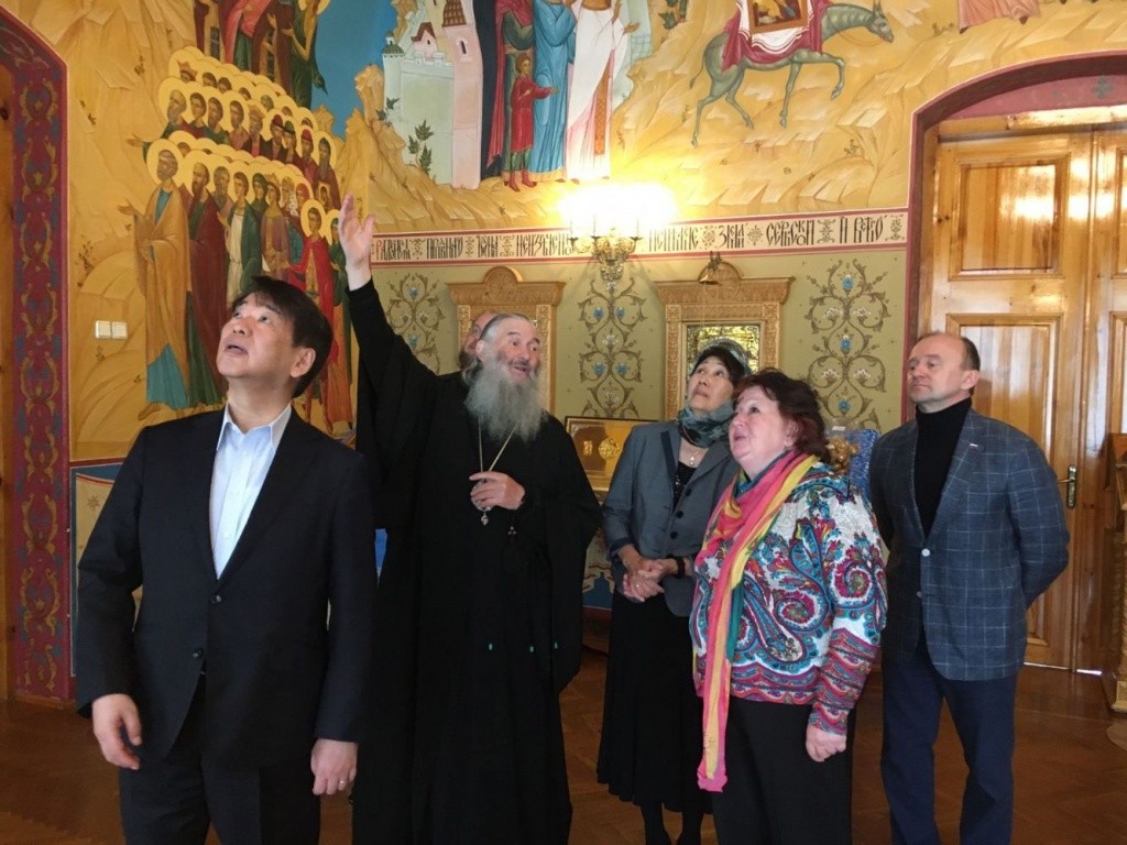 В домовом храме экскурсию гостям провел владыка Иоанн. (Фото предоставлено пресс-службой епархии).