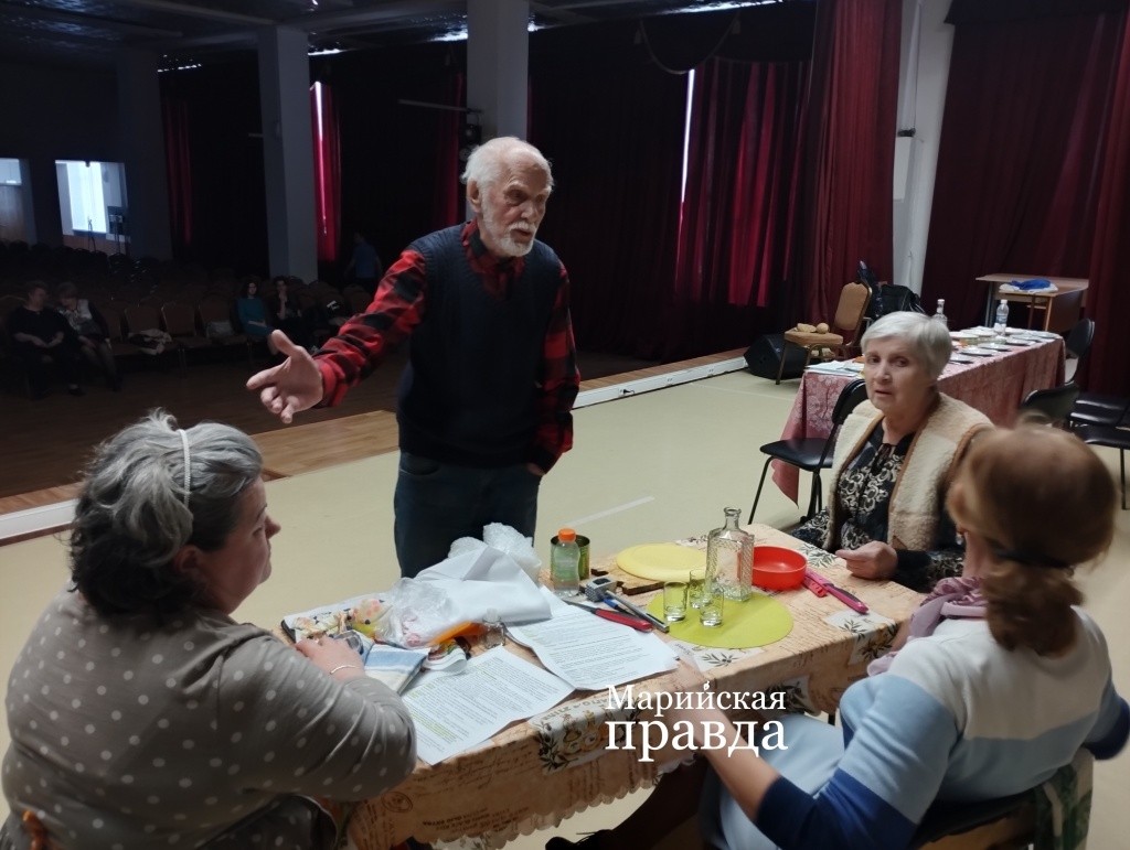 Общение на репетициях продолжается и в жизни. (Фото Натальи Кулишовой/"Марийская правда").