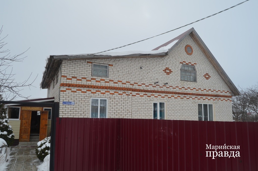 В этом добротном доме живет сейчас Анастасия Петровна вместе с дочерью и зятем 1.jpg