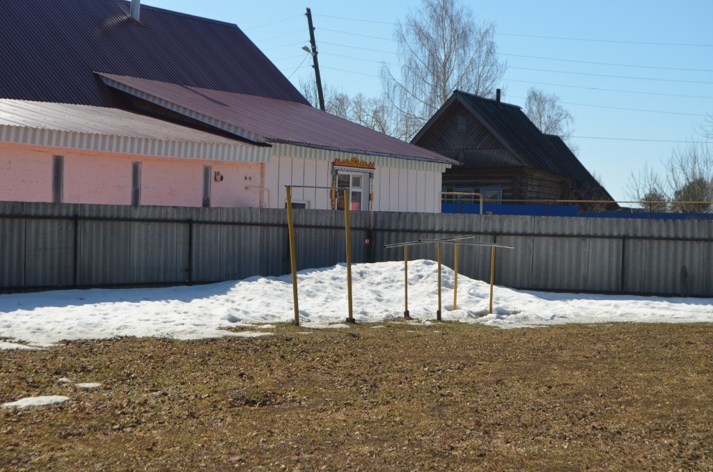 Спортплощадка, качели, футбольное поле - ко всему этому Анатолий Асланов имеет самое непосредственное отношение. Спортплощадка, качели, футбольное поле - ко всему этому Анатолий Асланов имеет самое непосредственное отношение.jpg