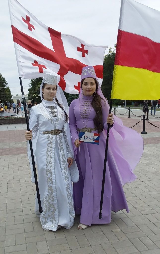 грузинка Эка Цквитинидзе, ученица школы №7 г. Йошкар-Олы и Дана Гуцунаева, работница ММЗ на демонстрации в честь Дня России – 2019 год.