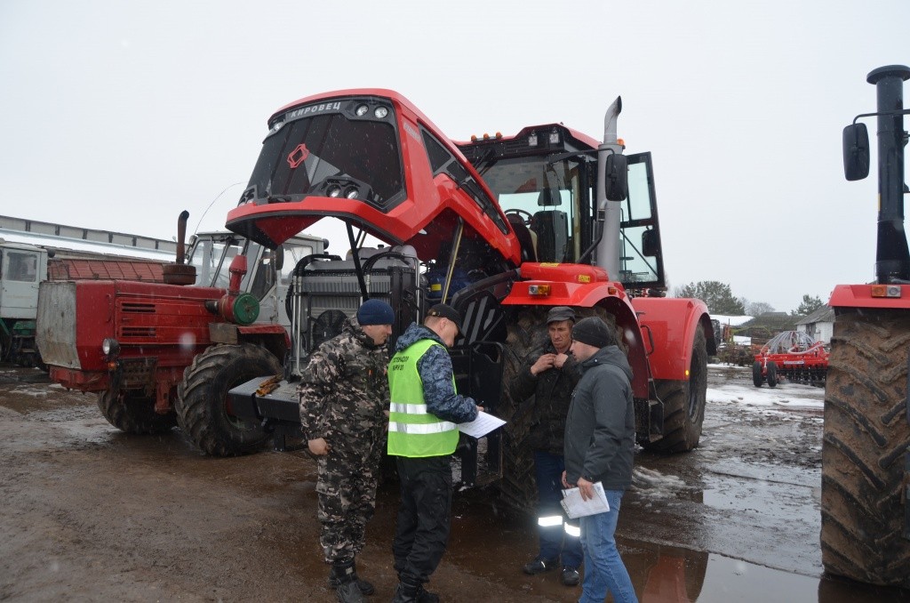 Механизаторы очень серьезно отнеслись к подготовке техники.jpg