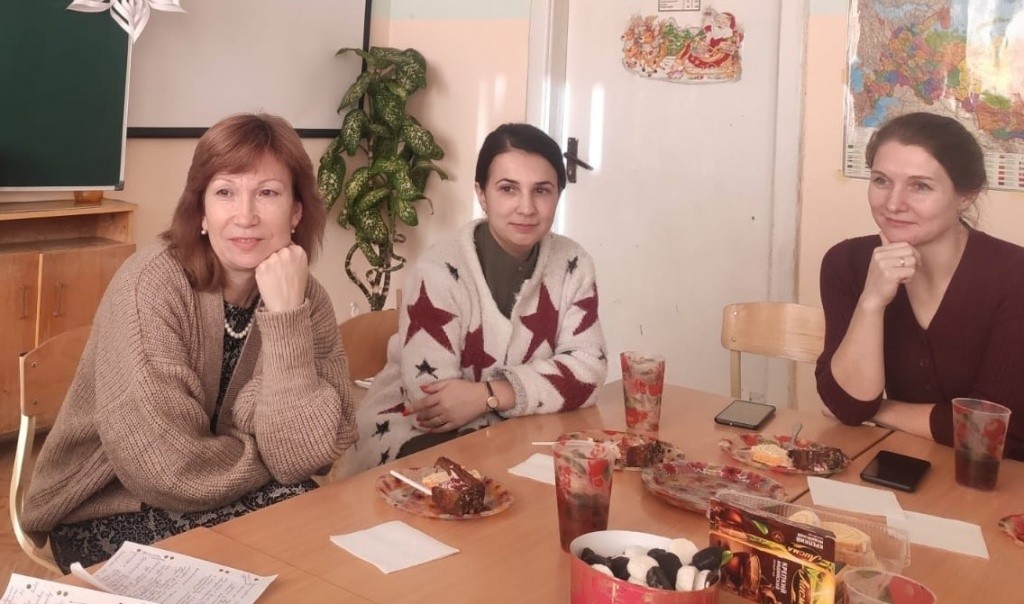 Беседа длилась около двух часов. Это первый опыт разговора о наставничестве с позиции личной оценки. На фото учителя: Елена Аммосова (слева), Наиля Набиуллина (в центре) и Светлана Степанова (справа). Фото предоставила Татьяна Лопарева. 1z.jpg