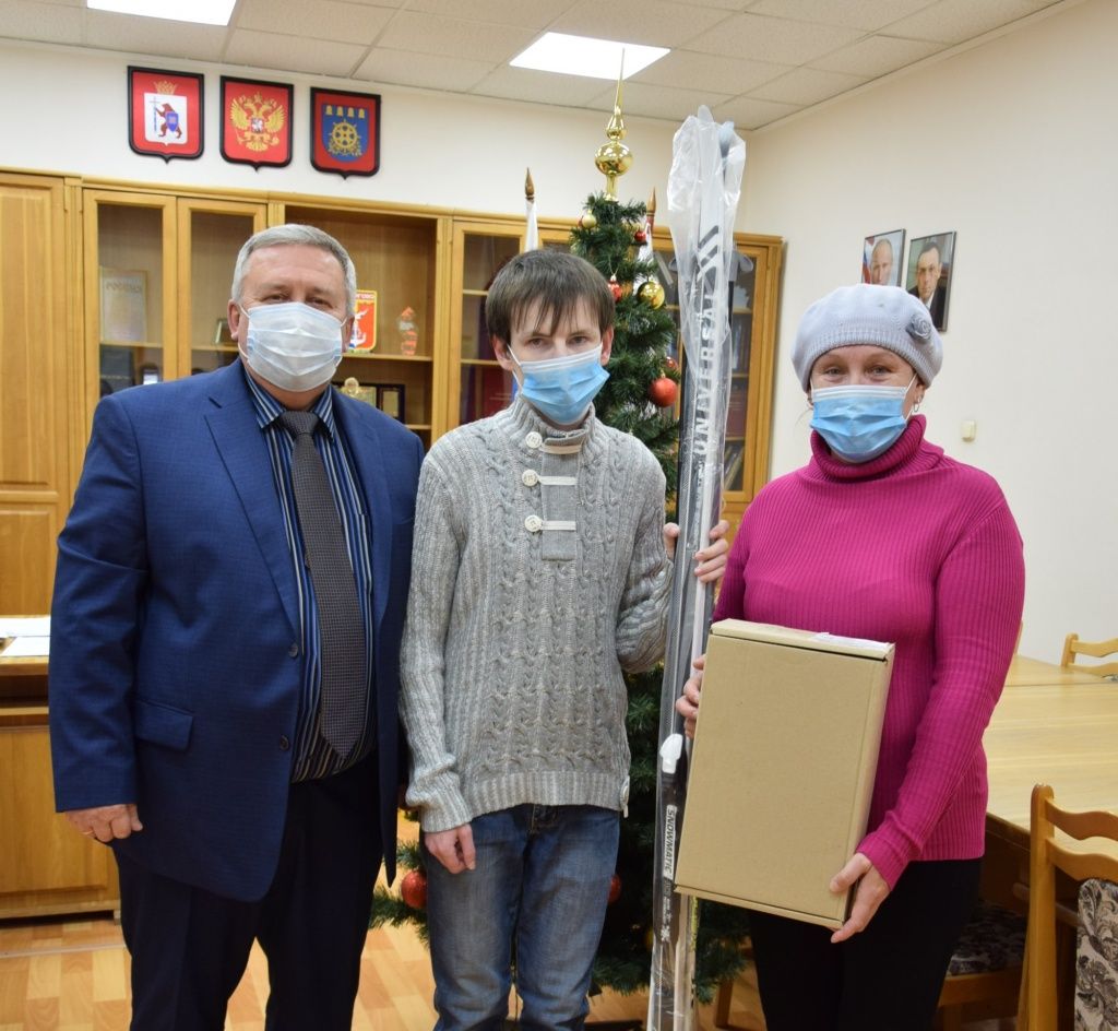 Даниилу Спиридонову подарок вручили в Звениговской администрации. (Фото предоставлено Минсоцразвития РМЭ).