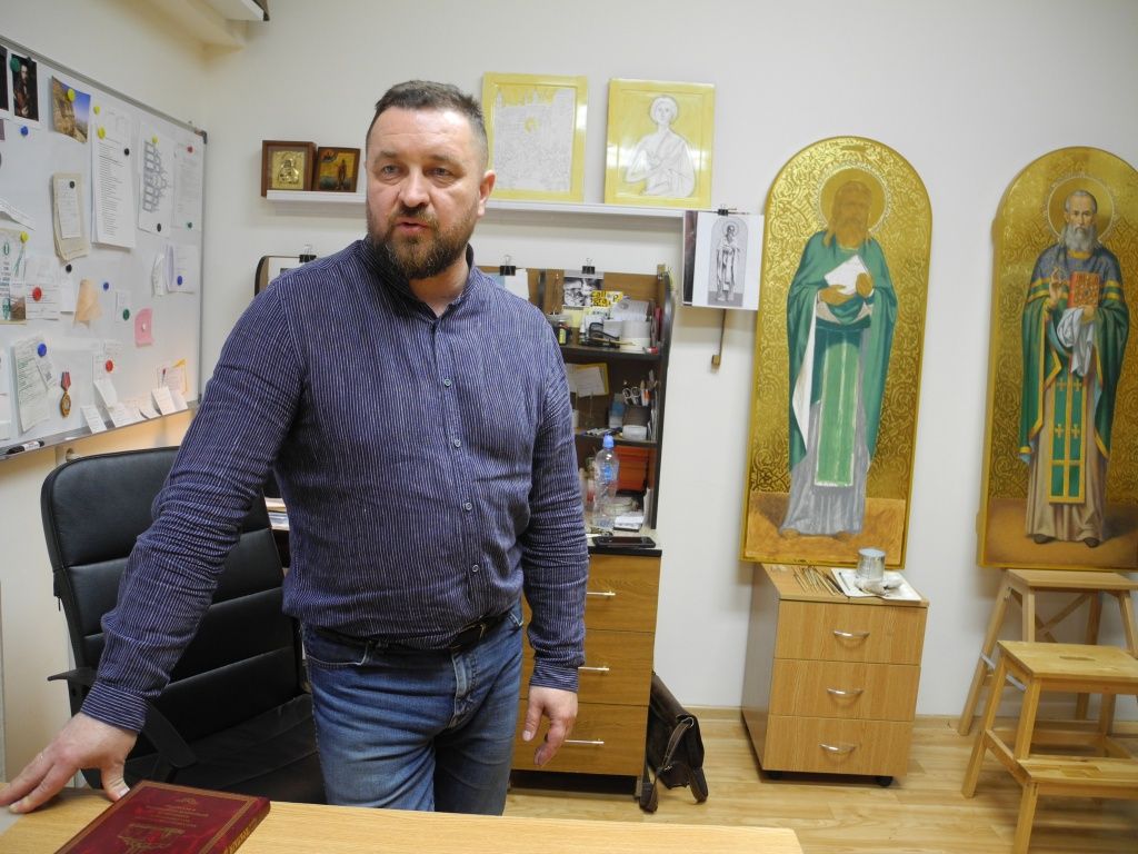 Опыта художнику не занимать. (Фото Натальи Кулишовой).