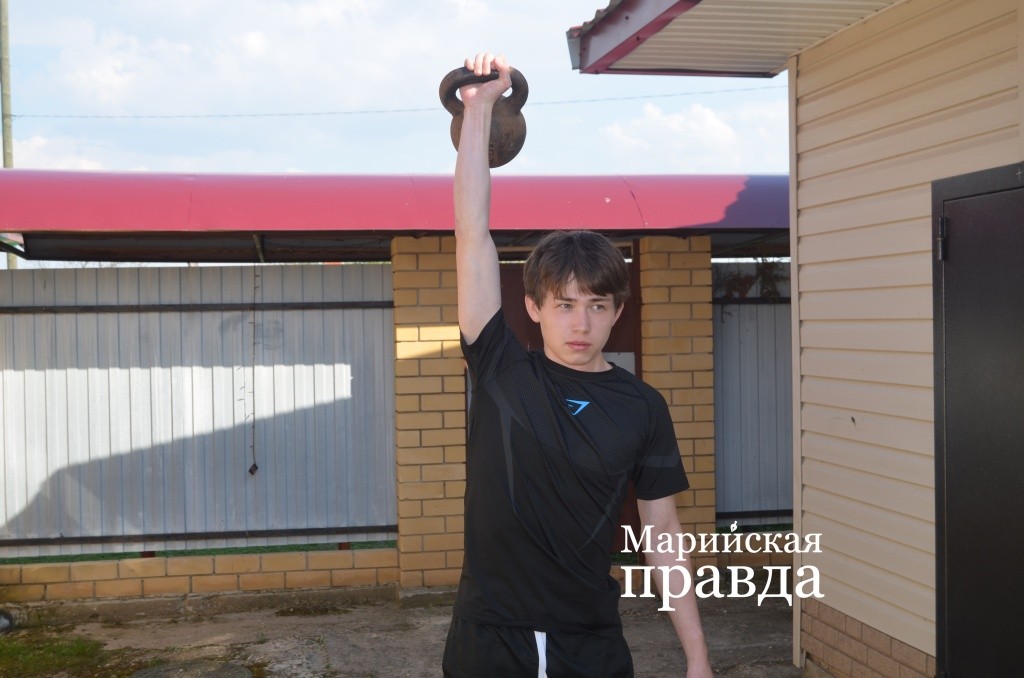 Рома давно уже подружился с гирями. Рома давно уже подружился с гирями 1.jpg