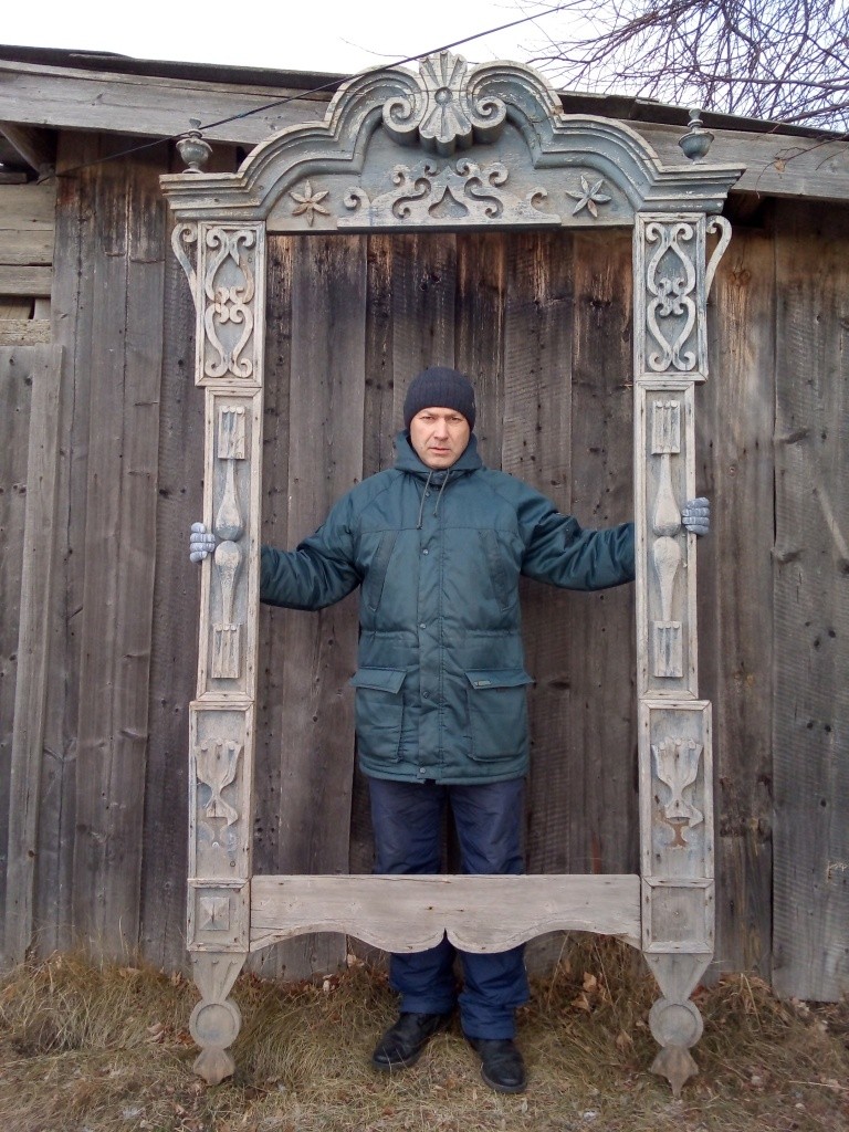 На фото Валерий Иванов с отреставрированным наличником высотой около трёх метров из милютинского дома.jpg