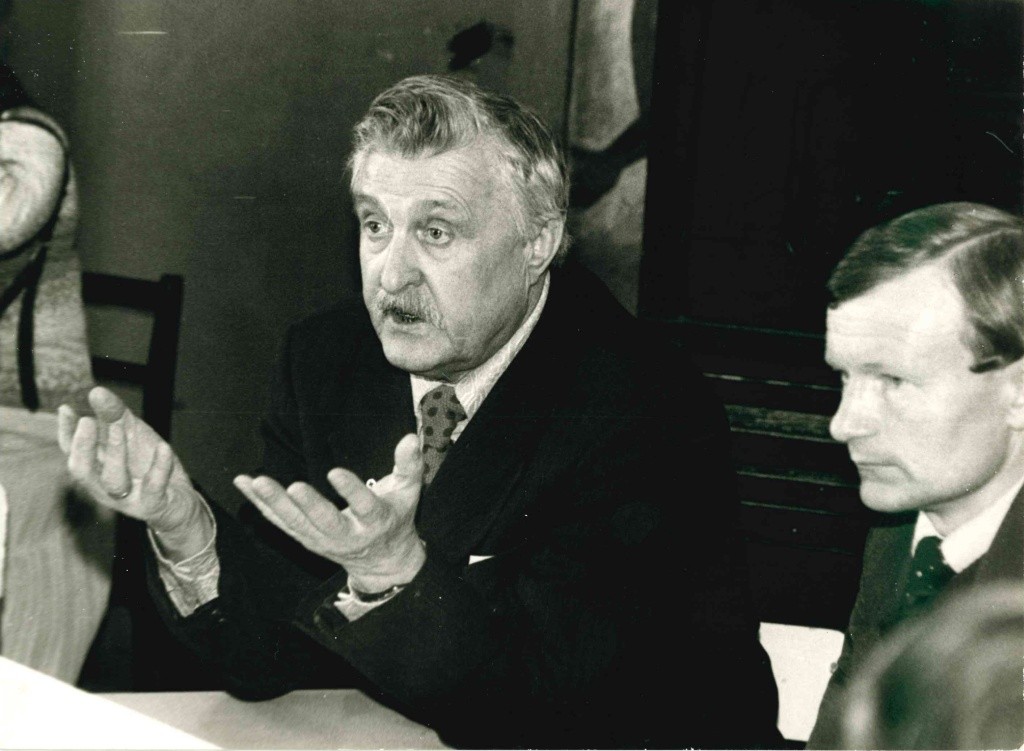 Иван Павлович в рабочем кабинете главного врача.jpg