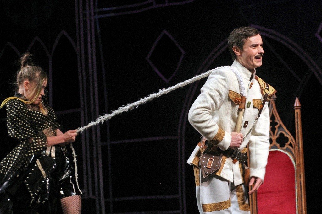 Торешвате - один из любимых спектаклей Павла Ефимова. Катарина - Светлана Александрова, Фото Валерия Тумбаева.jpg