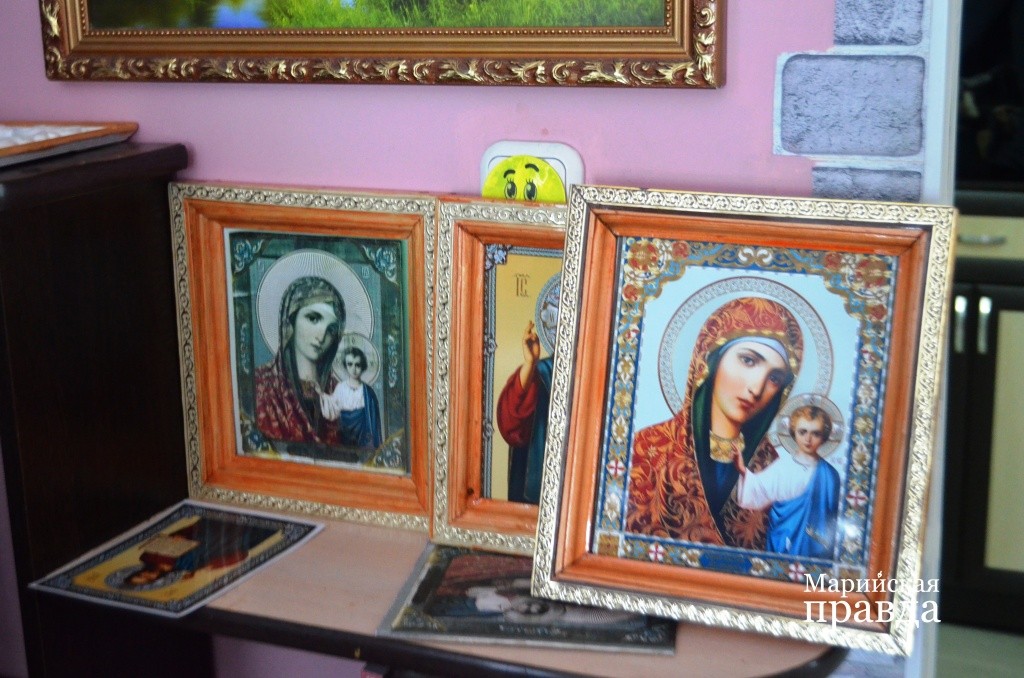 Сейчас аксакал занят изготовлением деревянных рамок для икон и фотографий..jpg