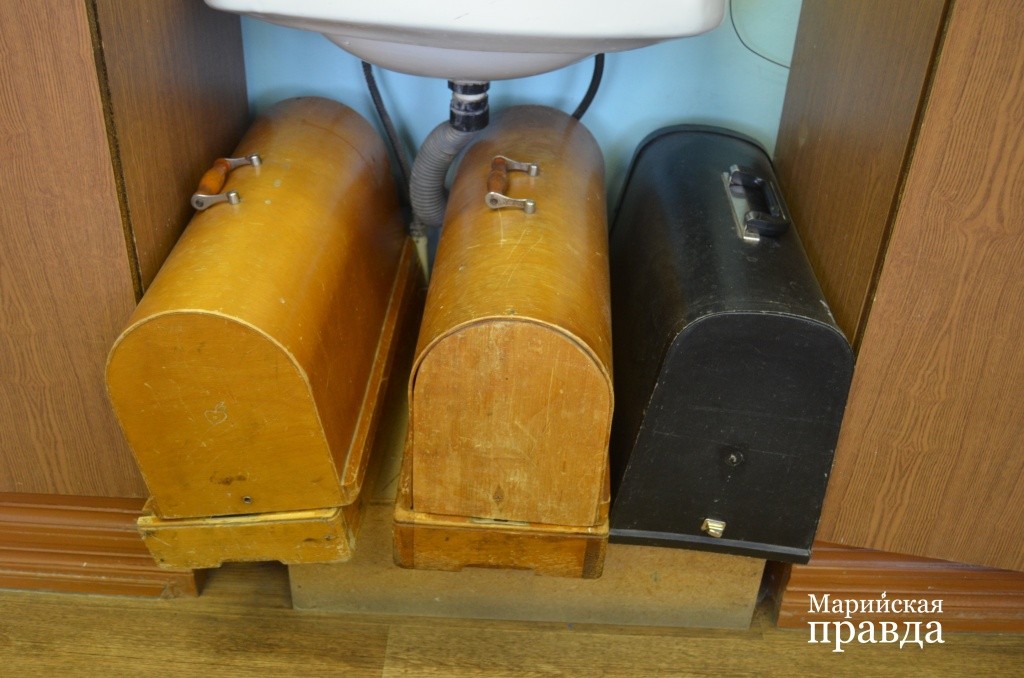 Швейным машинкам в кабинете домоводства в обед сто лет. Швейным машинкам в кабинете домоводства в обед сто лет..jpg