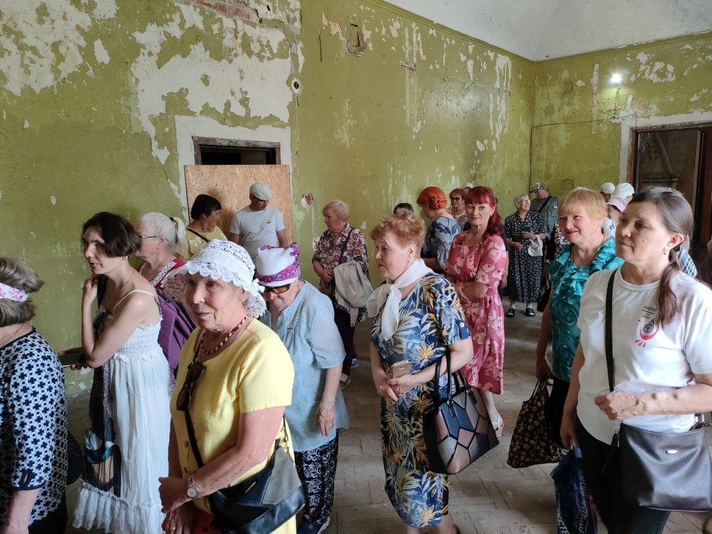 Экскурсия длится больше часа, многим потребовался отдых. (Фото предоставлено МРО ВОИ).