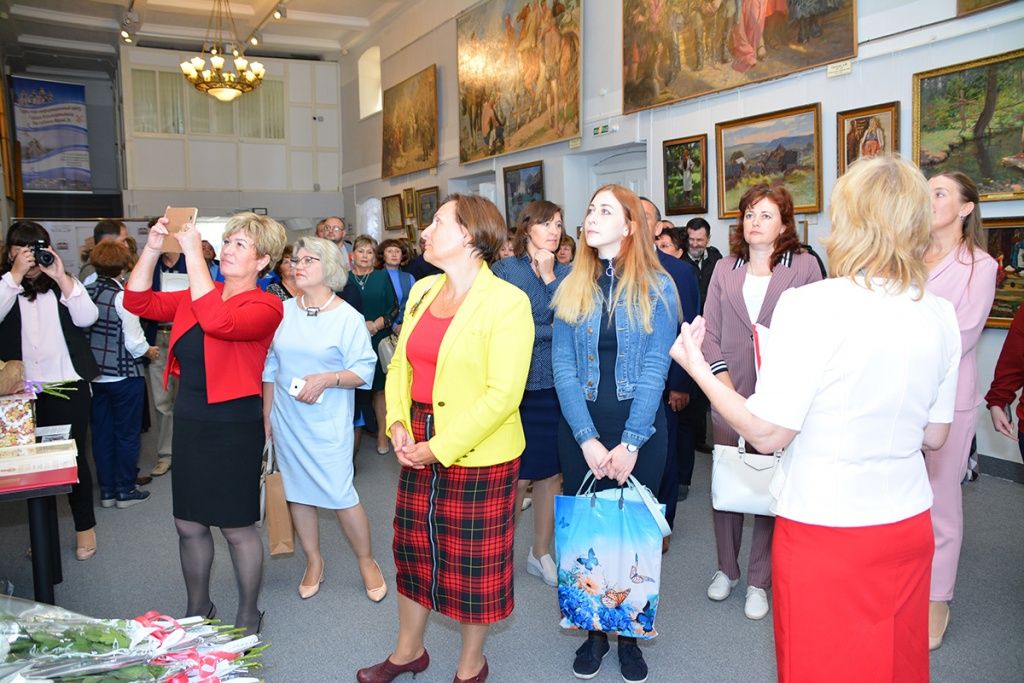 Первые посетители только что открытых выставок. (Фото предоставлено музеем им. А.В.Григорьева).