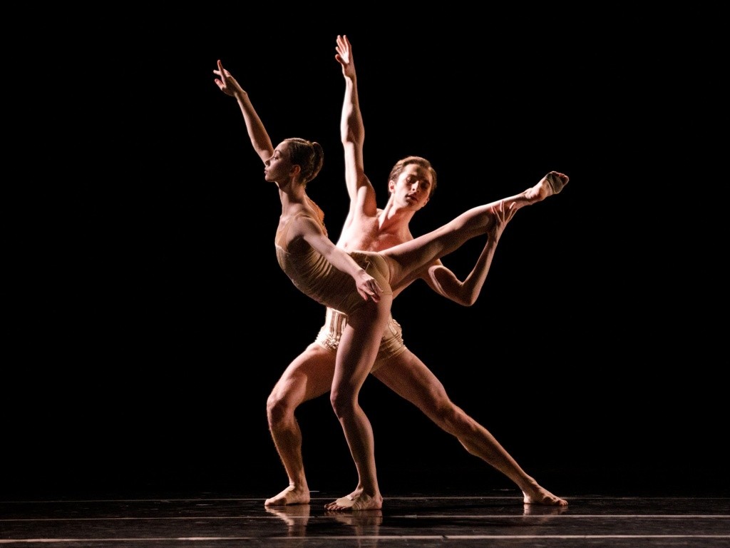 Современная хореография разрушает привычный образ академического балета. Фото Евгения Никифорова.jpg