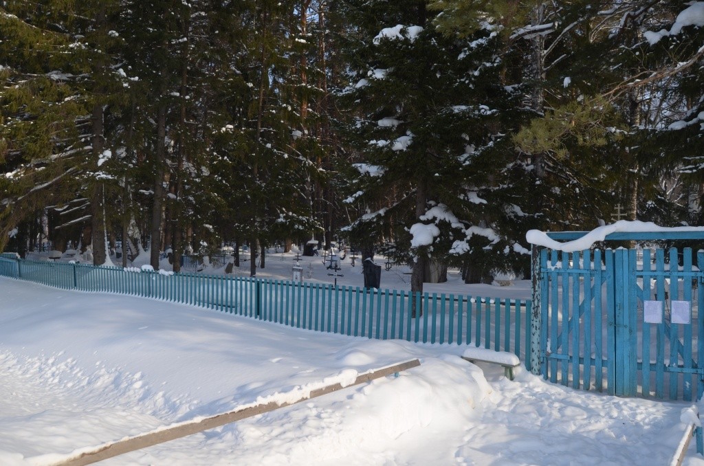 Кладбище начали обносить забором из железа.jpg