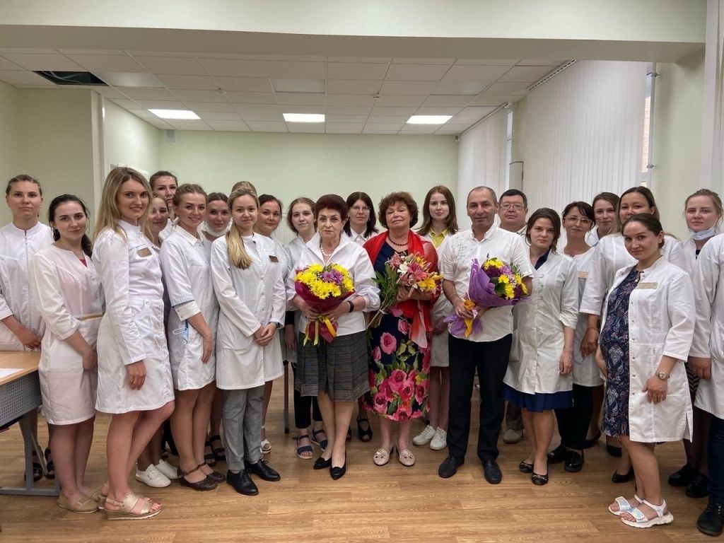 Студенты медицинского факультета МарГУ после сдачи государственного экзамена.jpg