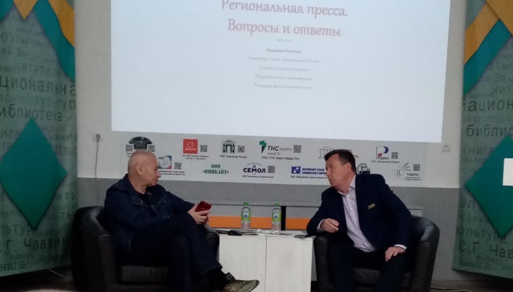 Владимир Касютин всегда готов ответить на самые разные вопросы. (Фото Натальи Кулишовой).