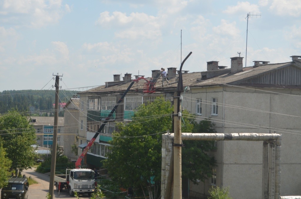 Сейчас в райцентре активно ремонтируют пострадавшие крыши домов.JPG