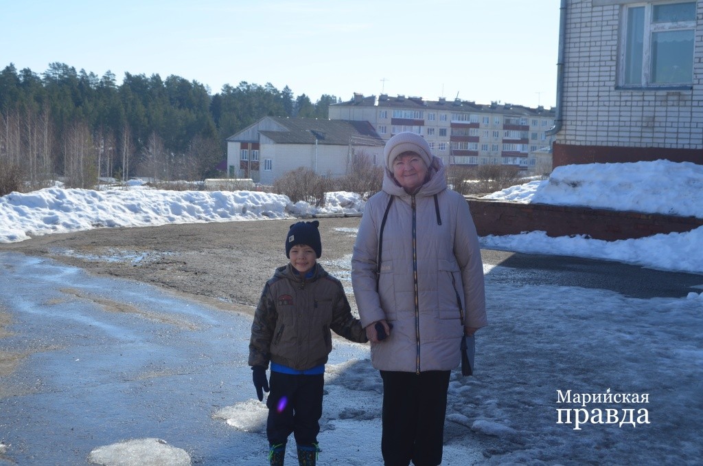 Будущего первоклассника Мишу в школу провожает его бабушка Галина Александровна 1.jpg