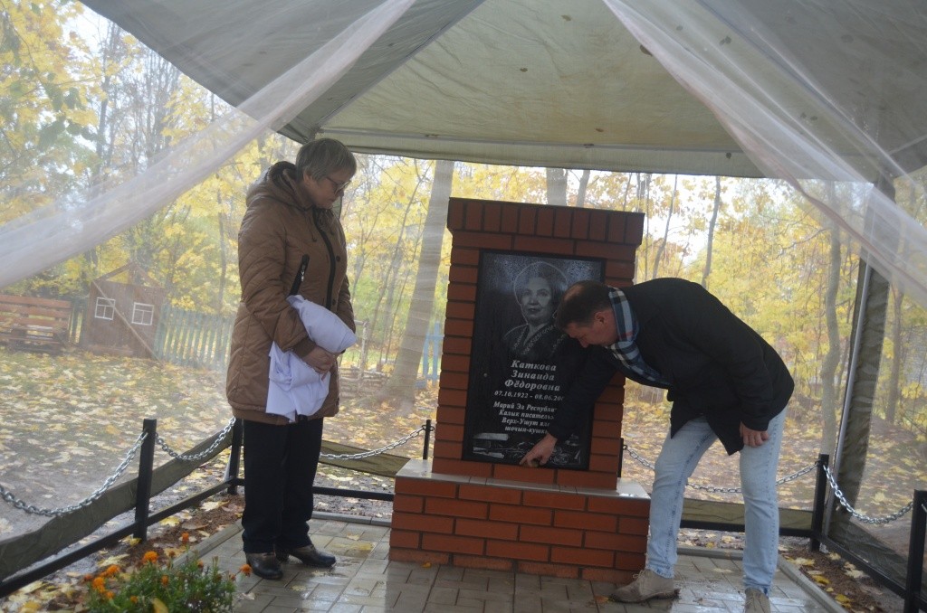 Открыть стелу доверили дочери и внуку Катковой.jpg