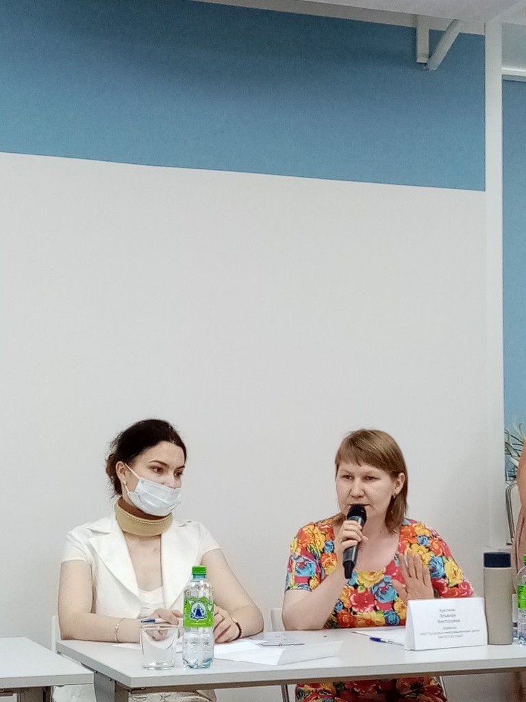 Директор АНО "Культурно-информационный центр "ИНТЕЛЛЕКТУАЛ" Эльвира Куклина (справа). (Фото Натальи Кулишовой).