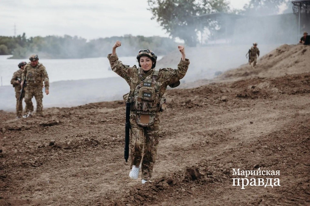 На последнем этапе полевых испытаний Екатерина Юрьевна из-за мозолей и натертостей выступала уже в сабо, но бодрости духа не потеряла. На последнем этапе полевых испытаний Екатерина Юрьевна из-за мозолей и натертостей выступала уже в сабо, но бодрости духа не потеряла 1.jpg