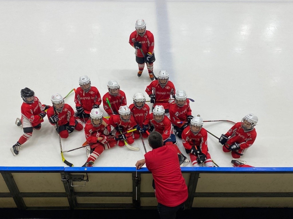 Рабочий момент тренировки детского хоккейного клуба "Спартак". Фото предоставлено ХК "Спартак" Йошкар-Олы. N-dldYXR-NvGT6SeFTNa396Y33N7zzg69mQZg5VFwaY2Mu2E5s1CfsPc7EPGhMLd3KenrGkickOyzu0GrpyIA3mQ.jpg