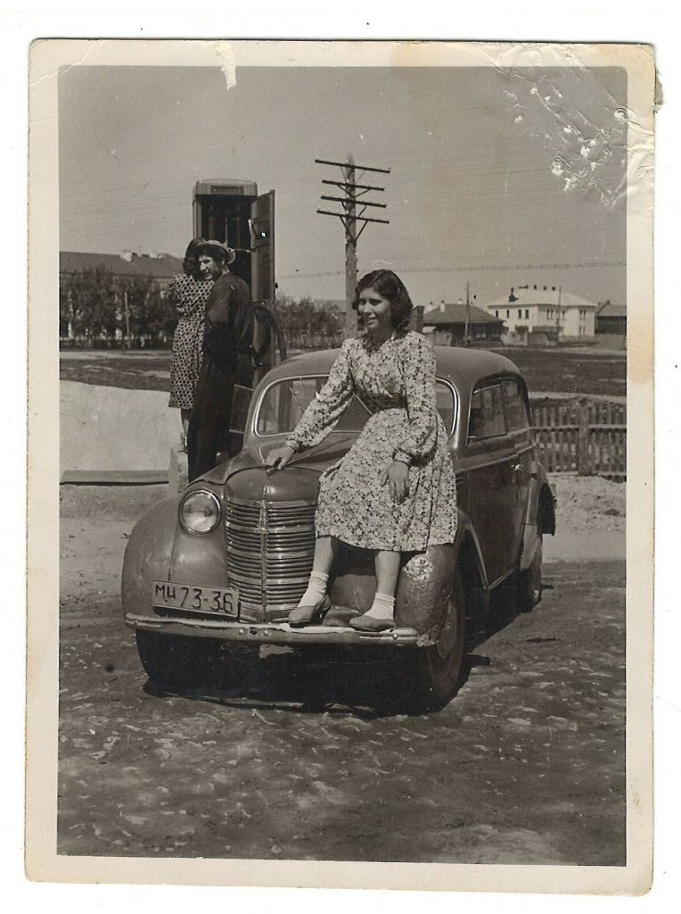 Здесь Тоня еще работает на АЗС на ул. Советской. (Фото из семейного архива Людмилы Бабушкиной).