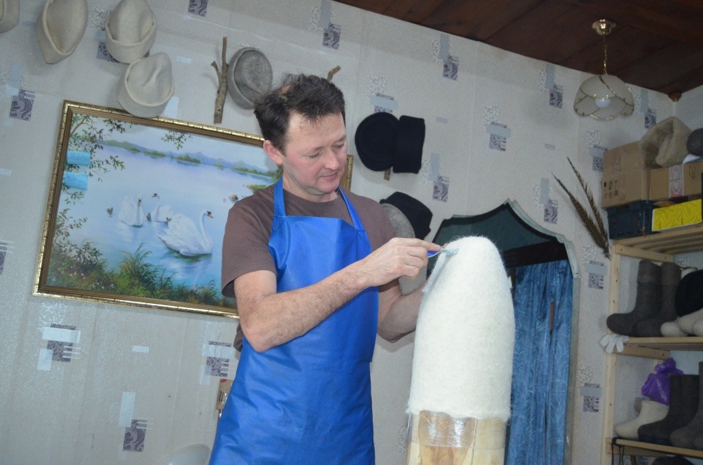 Чтобы шапки выглядели безукоризненно, мастер проходится по и ним опасной бритвой .JPG