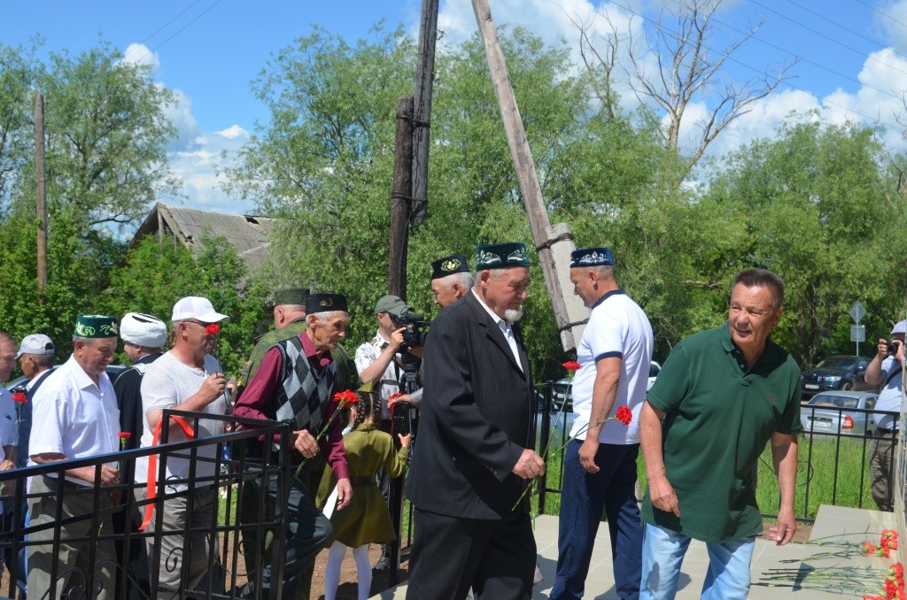 Возложение цветов к стелле. Возложение цветов к стелле.jpg