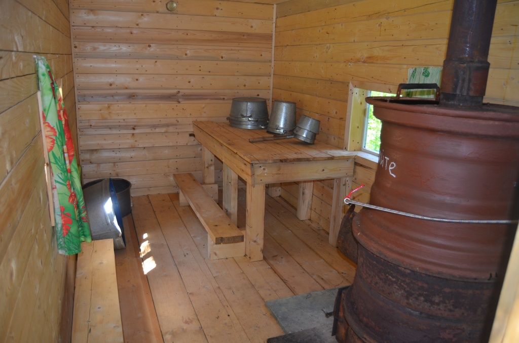 Полевая баня ничем не отличается от стационарной печь топи-мойся, полок.JPG