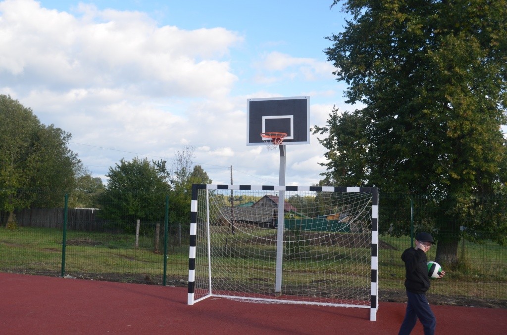 Ребятишки играют в футбол и баскетбол.JPG