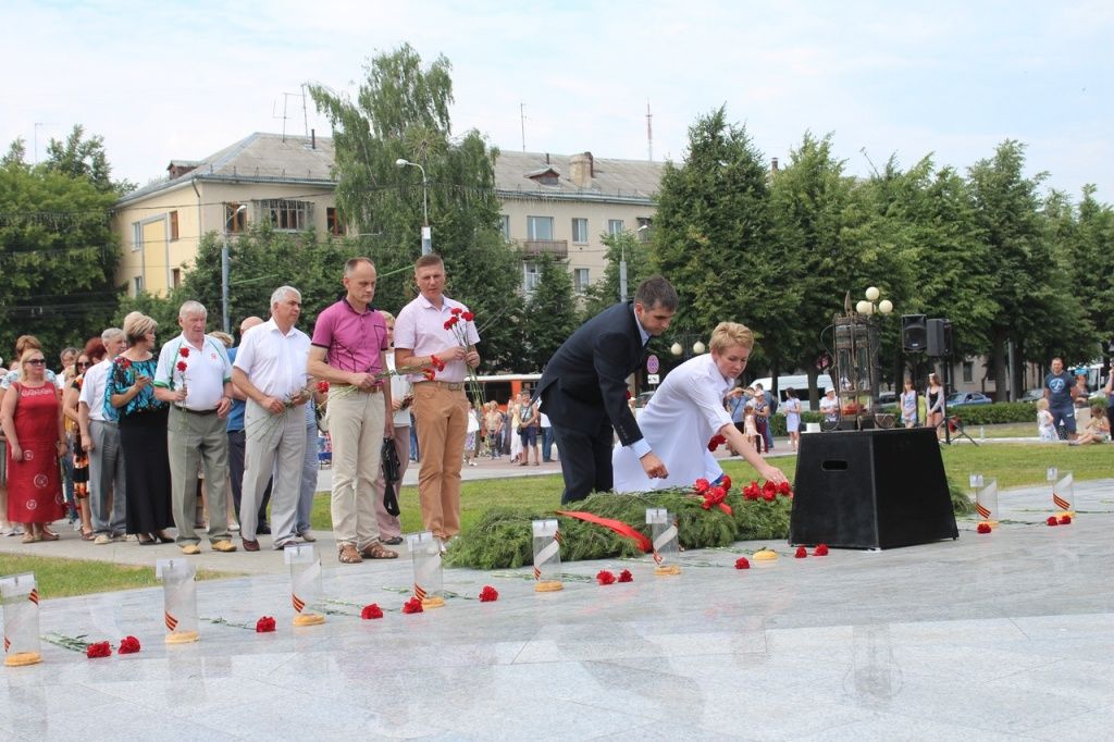 Цветы к монументу. (Фото пресс-службы администрации Йошкар-Олы).